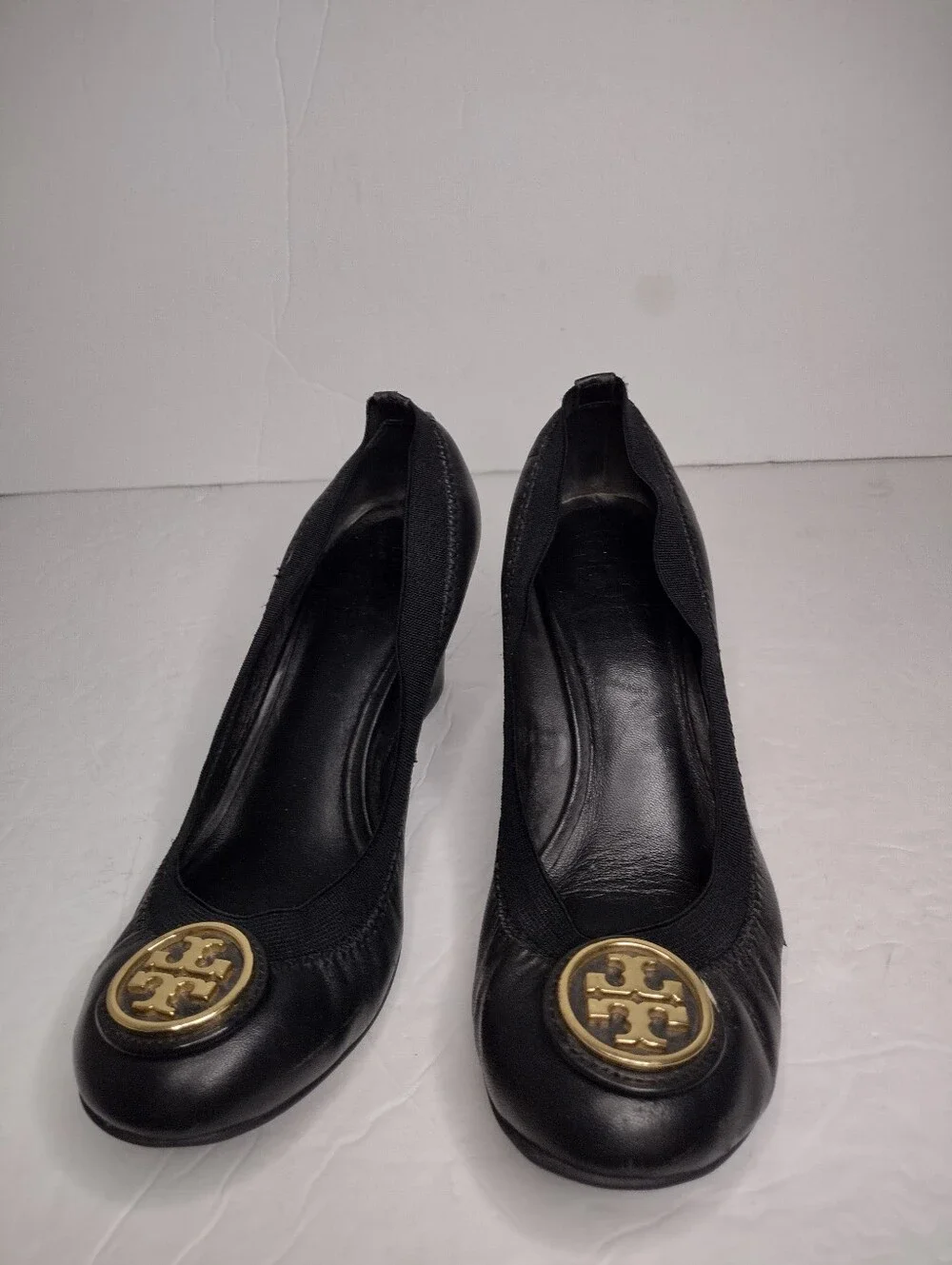 Tory Burch Caroline Wedge Pump 6 Black Leather Gold Logo Office Quiet Luxury